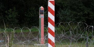 Уговоры закончились: польским полицейским на границе с Беларусью раздали оружие