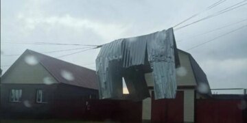 В России бушуют  торнадо: смерчи срывают крыши с домов. ВИДЕО