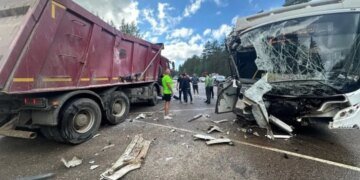 В России пассажирский автобус столкнулся с “КамАЗом” на трассе под Петербургом. ФОТО