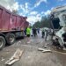 В России пассажирский автобус столкнулся с “КамАЗом” на трассе под Петербургом. ФОТО
