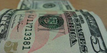 Неудержимый доллар: эксперт объяснил, как вырастет курс в ближайшее время