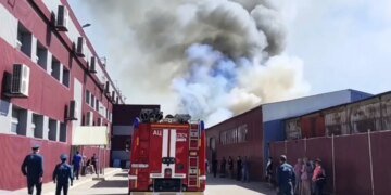 В российской Самаре разгорелся мощный пожар, сообщают об атаке дронов. ВИДЕО