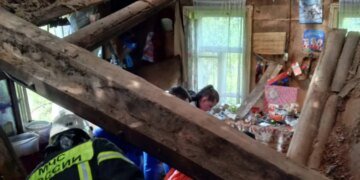 “Завалилась ветхая хата”: в России женщина провела под завалом более двух дней. ВИДЕО