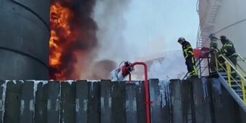 Пожар на нефтебазе в Ростовской области РФ удалось локализовать только спустя сутки