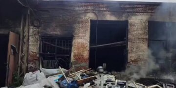 В Новосибирской области РФ внезапно загорелось производственное здание. ВИДЕО