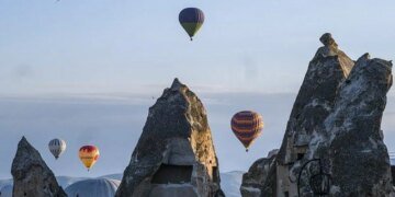 В Турции воздушный шар с людьми застрял между скалами
