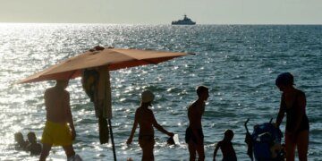 После ракетного удара по Севастополю россияне стали отменять путевки в оккупированный Крым