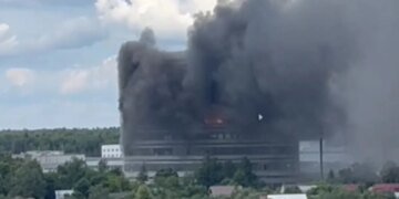 В Подмосковье горит оборонный институт: раздался взрыв, люди выпрыгивают из окон. ВИДЕО