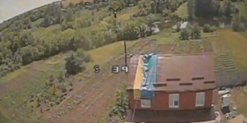 Жители Белгородской области вывесили на крышу дома флаг Украины. ВИДЕО