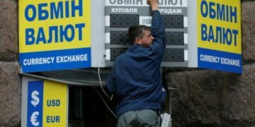 Стоит ли сейчас скупать валюту:  что происходит с долларом