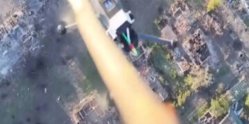 Украинский дрон “напал из-за угла” убил российский мавик палкой. ВИДЕО с фронта