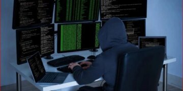 Кибератака на Крым: ГУР “выключило” кассовые аппараты и движение по Керченскому мосту,