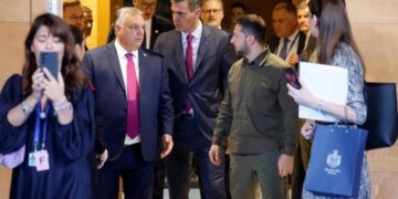 Орбан подошел к Зеленскому поговорить: выясняли отношения эмоционально и с помощью рук. ВИДЕО