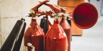 Россиянам раздадут огнетушители, чтобы они сами тушили пожары из-за атак дронов