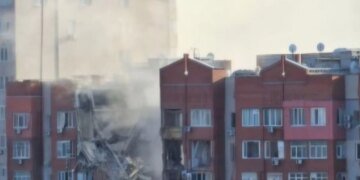 В Днепре снесло верхние этажи 9-этажки: под завалами люди. ФОТО, ВИДЕО