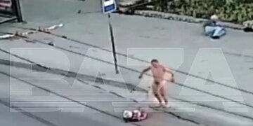 Голый мужчина напал на людей в Севастополе. ВИДЕО