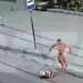 Голый мужчина напал на людей в Севастополе. ВИДЕО