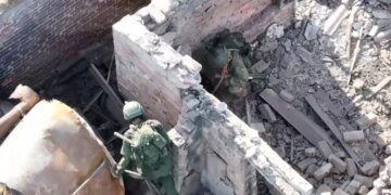 “Своих не бросаем”: пока оккупант горел, его товарищи “сделали ноги”. ВИДЕО