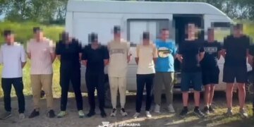 До $12 тыс. за “путешествие”: пограничники поймали 17 мужчин в 200 метрах от Венгрии. ВИДЕО