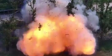 “Навіть не встиг сказати “гойда”: у ЗСУ показали ефектне ураження складу БК окупантів. ВІДЕО