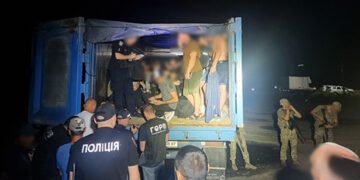 Новий антирекорд: на кордоні з Молдовою затримали фуру з понад 40 чоловіками у причепі. ВІДЕО