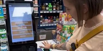 “Китай, 3050 рік”: дівчина показала, як розрахувалася в супермаркеті своєю долонею. ВІДЕО
