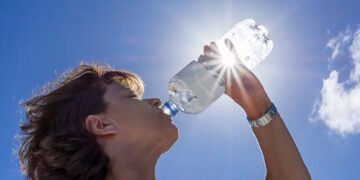 Отрута в руці: що перетворює воду в пластиковій пляшці на токсичний хімікат