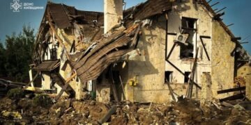 РФ вновь обстреляла Киевскую область: двое ранены, десятки жилых домов повреждены