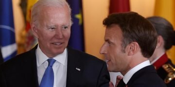 Байден та Макрон обговорять можливе використання 300 млрд доларів активів РФ для України