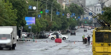 Злива “змила” асфальт у Києві