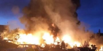 У російському Нижньому Новгороді спалахнули склади: ВІДЕО потужної пожежі