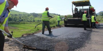 Правительство выделило 2,4 млрд грн на ремонт дорог для нужд ВСУ