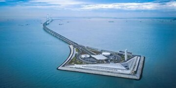 В Китае открыли 24-километровое морское шоссе, которое уже побило 10 мировых рекордов. ФОТО