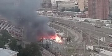 Сильный пожар в Москве: внезапно вспыхнул загадочный ангар. ВИДЕО и ФОТО