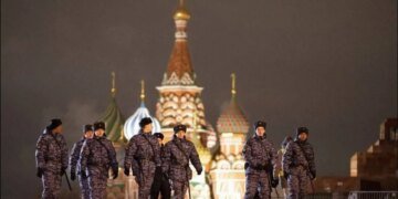 Россиянин прошелся по Москве в футболке “Я против Путина”: полицейские доведены до психушки. ФОТО