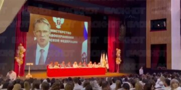 “Казус с традицонными ценностями в России”:  на вручении дипломов выпускникам медвуза включили порно. ВИДЕО