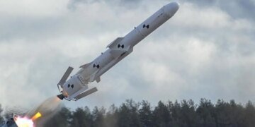 Путинские соколы уронили “Калибр” на село в России, осталась двухметровая воронка. ФОТО