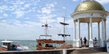 Море возле Бердянска оккупировали тысячи медуз, а на вокзале – “гробовая тишина”. ВИДЕО