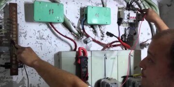 Платили огромные счета: семья поймала соседа на воровстве электричества