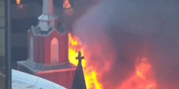 В Далласе вспыхнула баптистская церковь, которую открыли в 1890 году. ВИДЕО