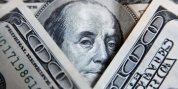 Украинцы рискуют получить фальшивые доллары: НБУ предупредил, где могут всучить липу