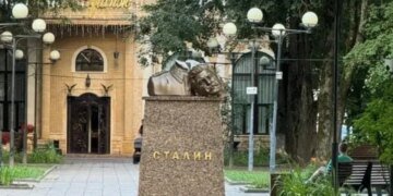 Голова с плеч: в российском Звенигороде кувалдой обнулили бюст Сталина. ФОТО, ВИДЕО