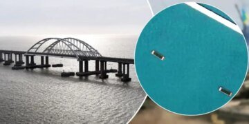 Россияне загородили Крымский мост 30 баржами. ВИДЕО