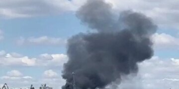 В российском Таганроге в районе порта внезапно разгорелся пожар. ВИДЕО