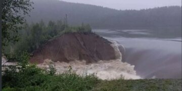 “Мы на крыше. Мы все тонем”, – в Челябинской области прорвало дамбу