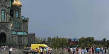 Возле “патриотичного” храма  в Подмосковье молния догнала сразу трех человек. ВИДЕО