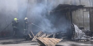 Крупный пожар в Ростове: горит склад с пластиковыми материалами. ФОТО