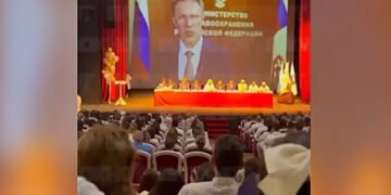 Порно стало кульмінацією звернення глави МОЗ РФ до випускників-медиків. ВІДЕО
