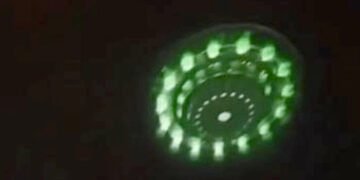 Гігантський НЛО з пульсуючими зеленими вогнями викликав ажіотаж у мережі. ВІДЕО