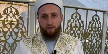 “Рука працює від ліктя”: імам навчив росіян “правильно” бити жінок. ВІДЕО